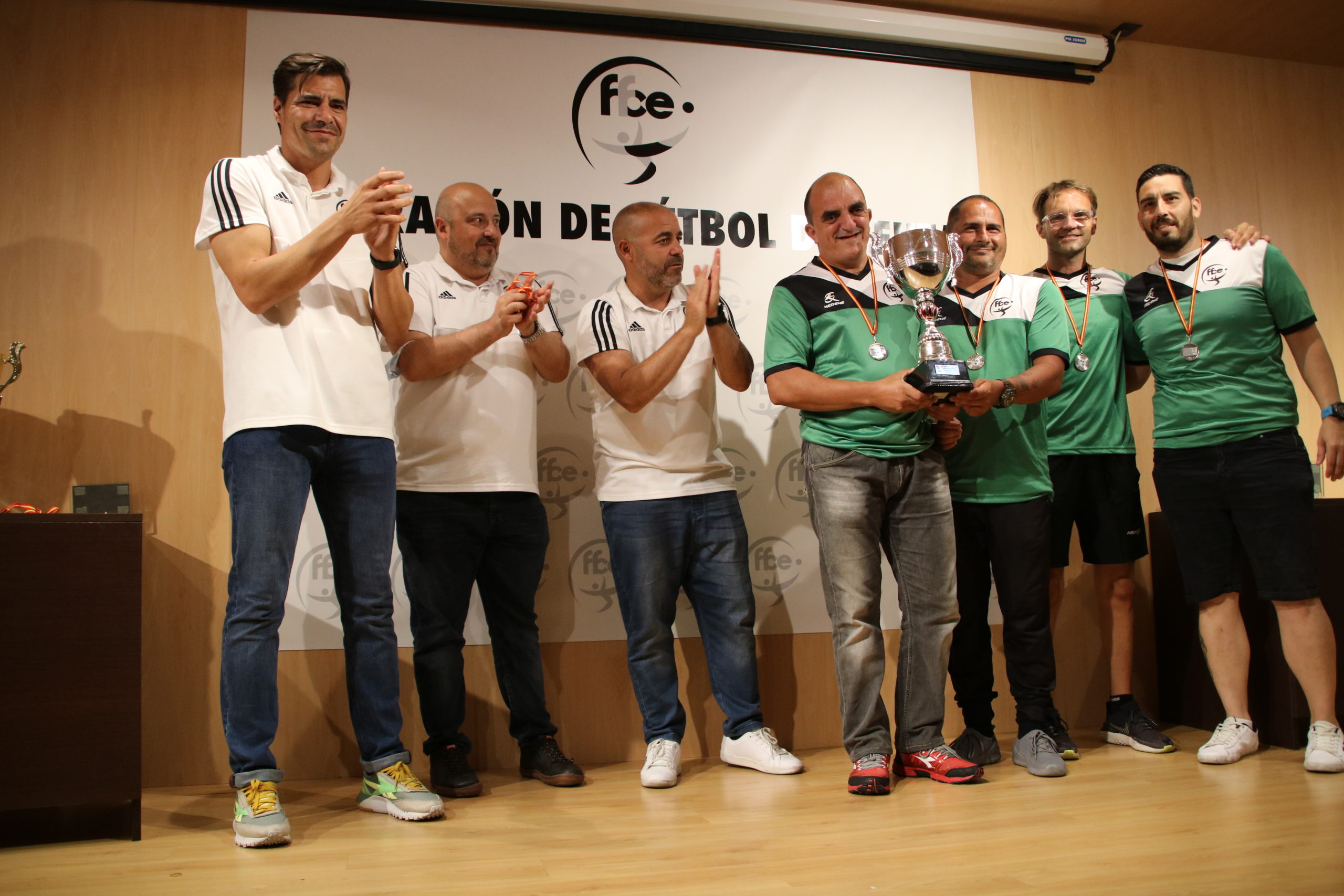 Ir a Plena inclusión Ceuta recibe el trofeo Juego Limpio de la Liga de Veteranos