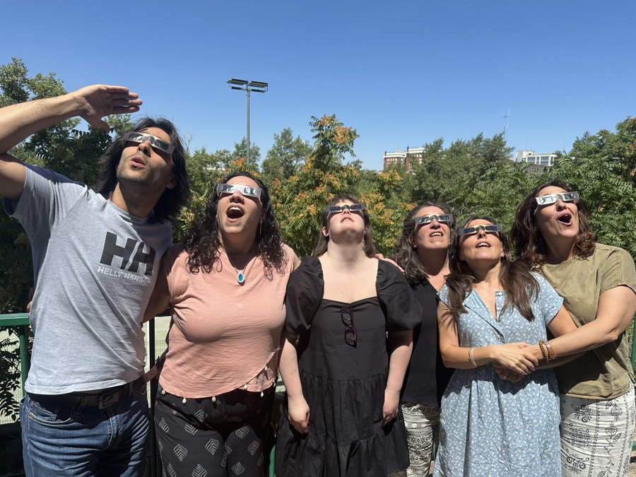 Ir a Plena inclusión reparte 15.000 gafas homologadas para ver el eclipse solar de mañana entre personas con discapacidad intelectual y sus familias