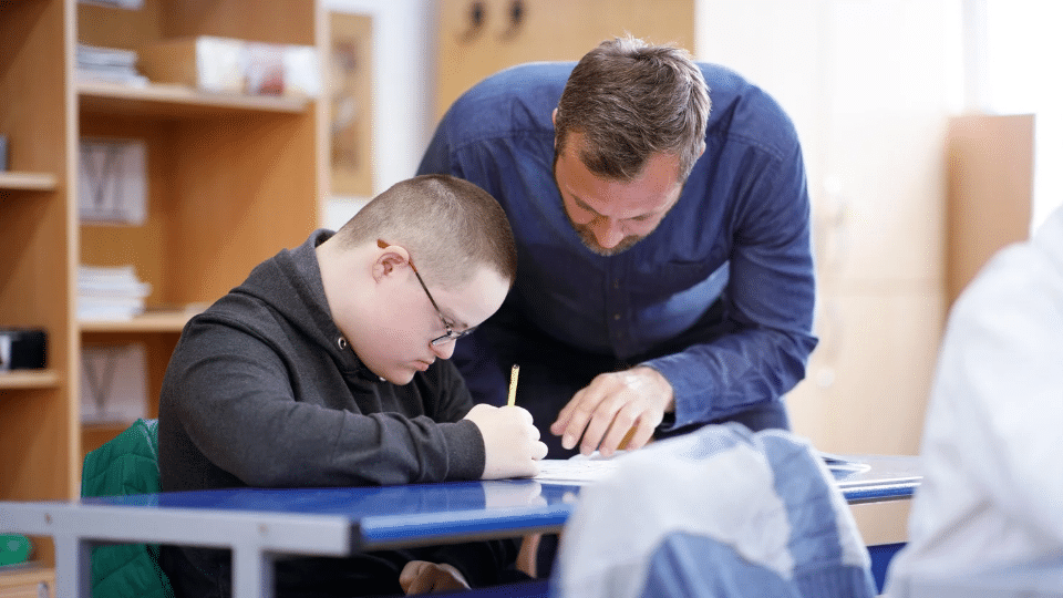Ir a La ineficacia del sistema educativo obliga a 2 de cada 3 tres familias de estudiantes con discapacidad intelectual a asumir un sobreesfuerzo económico importante